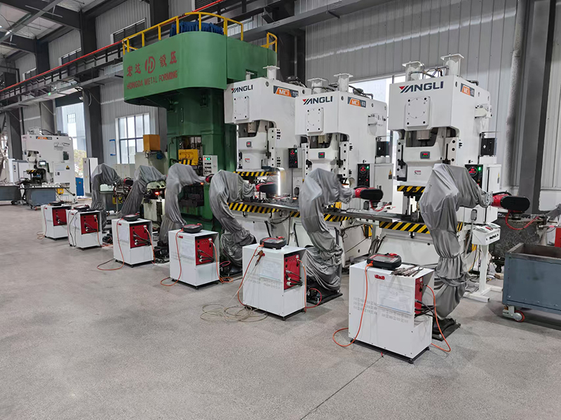 “拖車鉤”機器人生產(chǎn)線