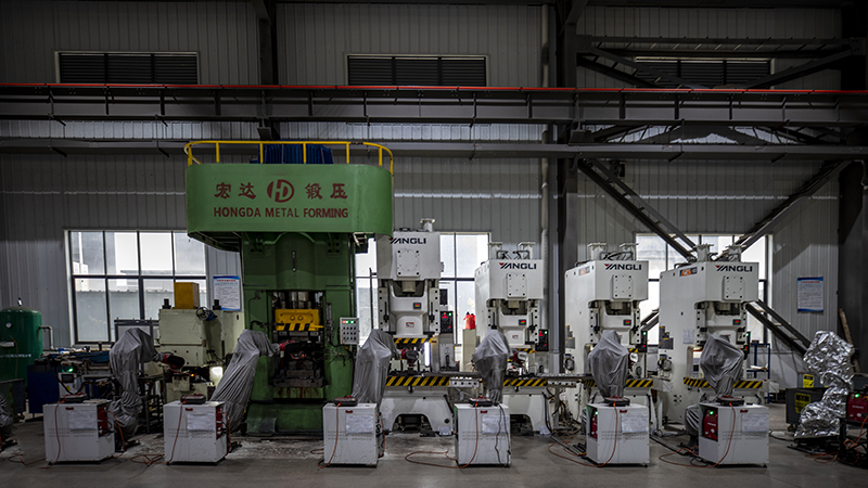 “拖車鉤”機器人生產(chǎn)線